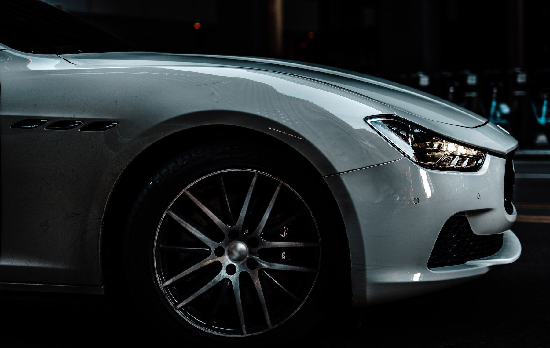 汽车和车轮的侧视图