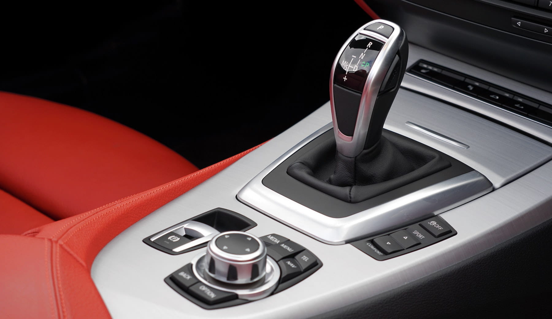 关闭变速箱变速杆和停车制动器