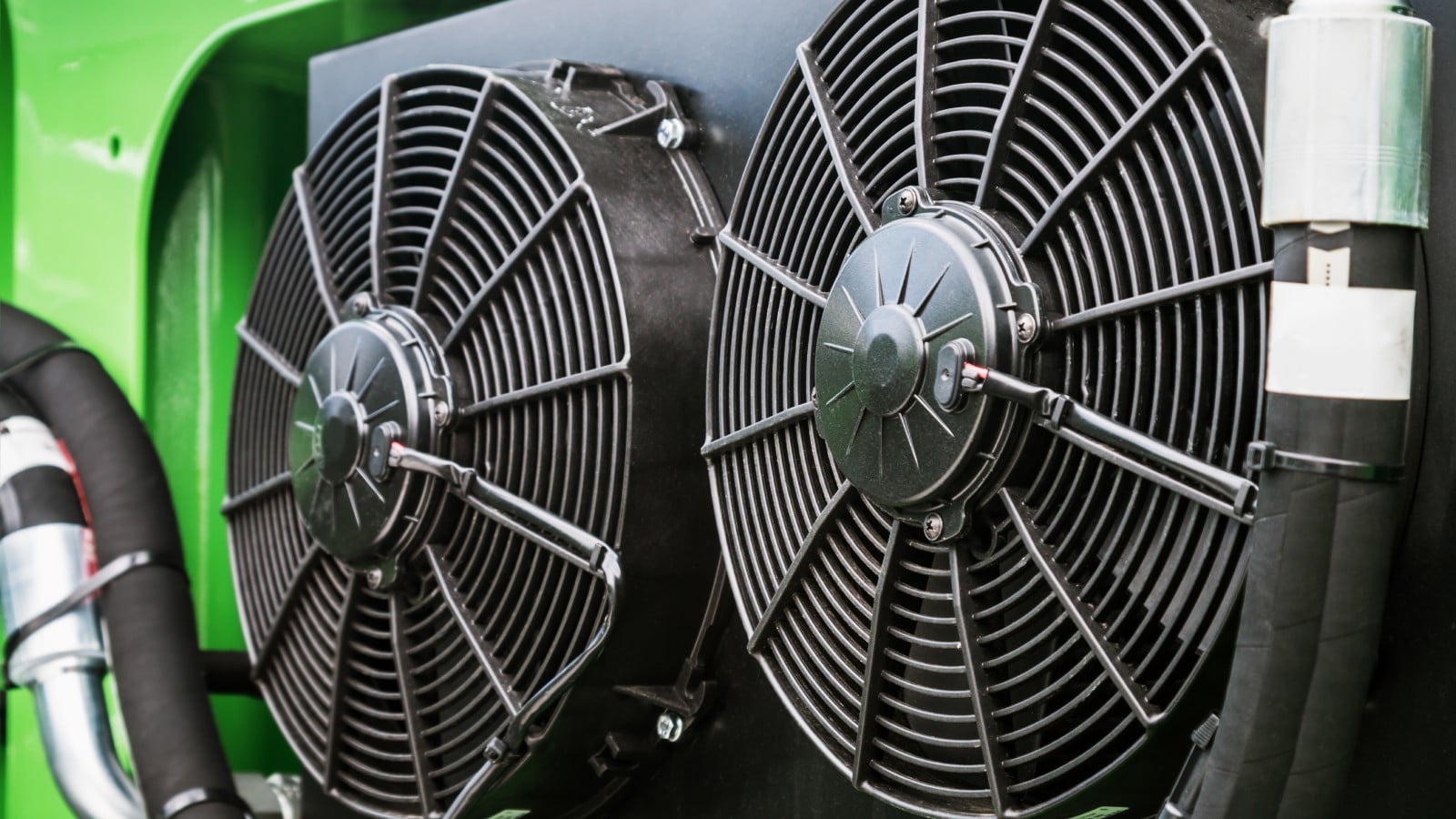 驾车穿过黄昏的山