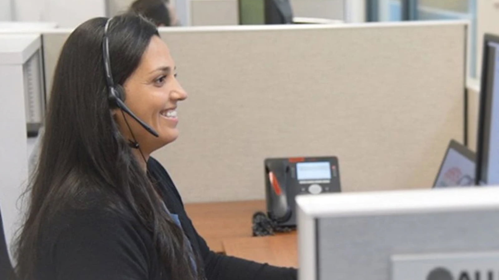 女人在电话上说话