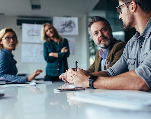 一群销售人员在办公室里